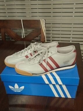 adidas Men’s Lt. Grey Sneakers with Burgundy Stripes and Gum Toe. Size US 10 Mes